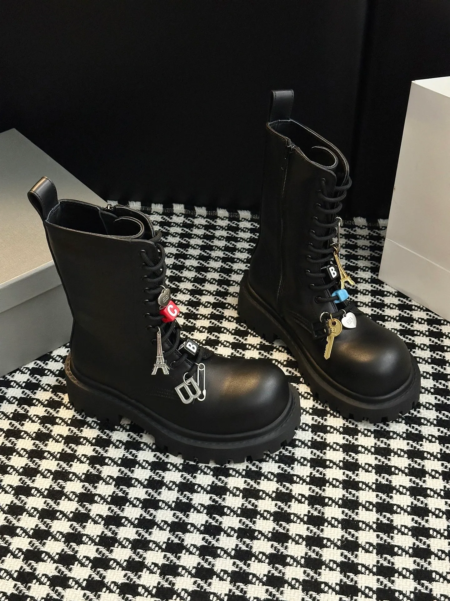 👟👟Ex-factory price 840👟👟 [𝗕𝗔𝗟𝗘𝗡𝗖𝗜𝗔𝗚𝗔Parisian Martin boots] Stomper Derby new big-toe derby shoes. This pair of shoes is simply a dark horse in this year's fashion circle. The exaggerated big-toe design makes people fall in love at first sight! 💖 👟 When I first saw it, I was attracted by the big B logo. It’s so recognizable! 🌟 Wear it, whether paired with skinny jeans or wide-leg pants, you can easily style it and look extremely fashionable! The double B decorative buckle is hand-inlaid with pure copper hardware 👟👟Shoe upper material: full-grain cowhide 👟👟Shoe lining material: water-dyed cowhide 👟👟Sole material: original rubber outsole 👟👟Shoe size selection: women's 35-40 (40 customized)